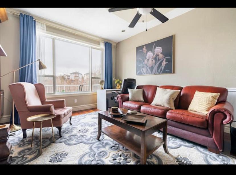Royal Highland Livingroom Bedroom Suite 卡加利 外观 照片
